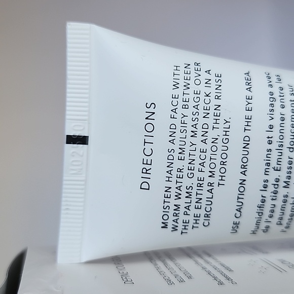 MAZI Balancing Multi-Effect Facial Cleanser - Picture 7 of 9